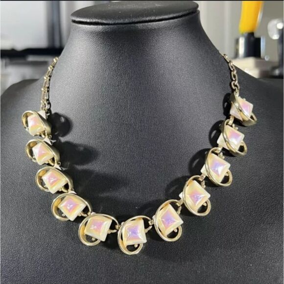 *RARE* VINTAGE ESTATE UNSIGNED CORO IRIDESCENT GLASS 16.5" NECKLACE - Picture 4 of 4